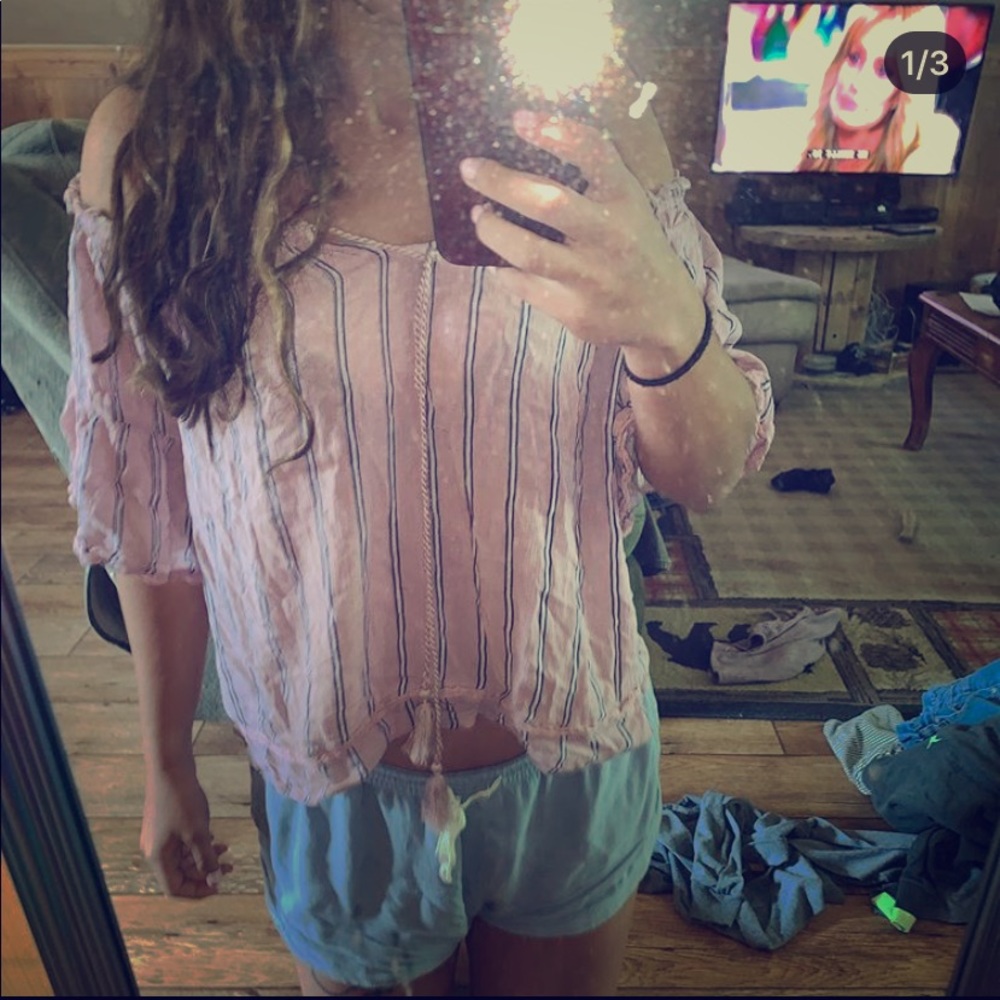 Cutest, flowy American Eagle off the shoulder top